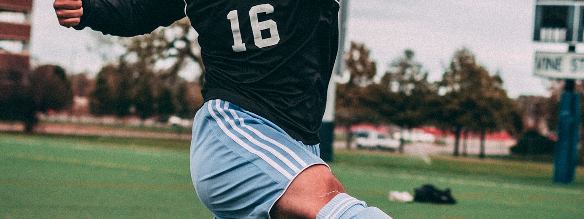 高清体育直播画面展示，多场比赛同时呈现在现代化数据大屏上