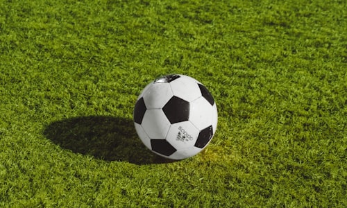 赛场窗口直播中心大屏幕显示多场足球比赛实时画面